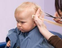 Нужно ли стричь волосы ребенку в год Когда можно подстричь ребенка первый раз